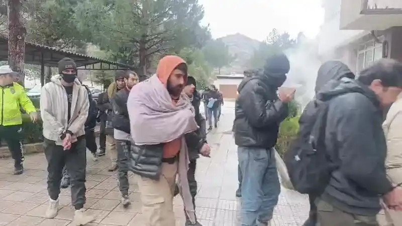Amasya’da tırdan 42 kaçak göçmen çıktı