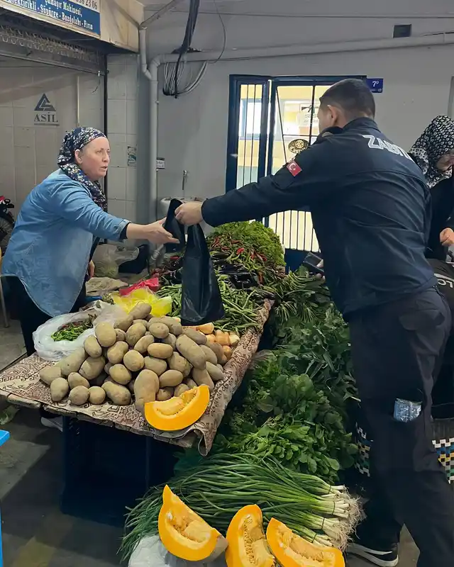 Zabıta ekiplerinden pazarcı esnafına çöp poşeti desteği