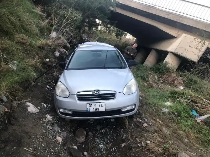 Köprüden uçan otomobilin sürücüsü yaralandı