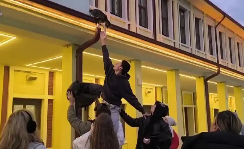 Gençlerin ’başarısız’ kedi kurtarma operasyonu kamerada