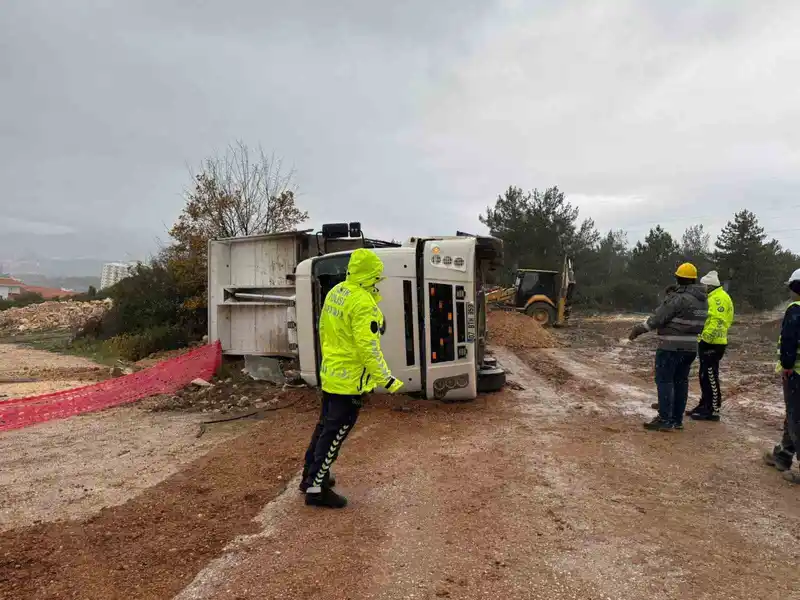 Devrilen kamyonda sıkışan sürücüsü yaralandı
