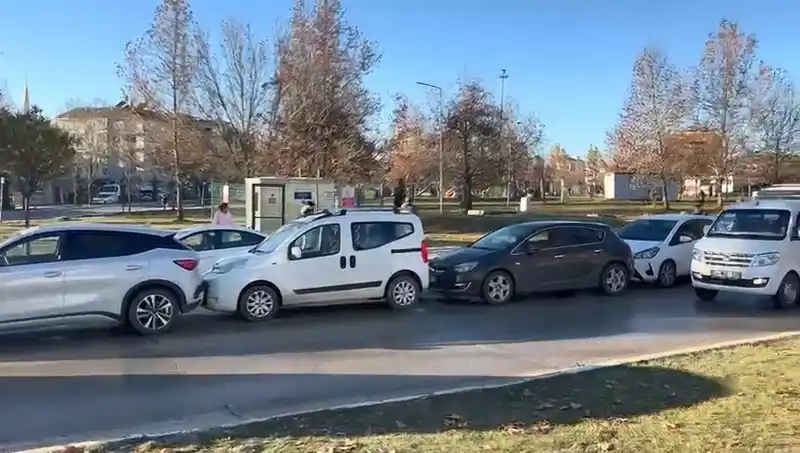 Elazığ’da buzlanma zincirleme kazaya neden oldu: 6 araç birbirine girdi