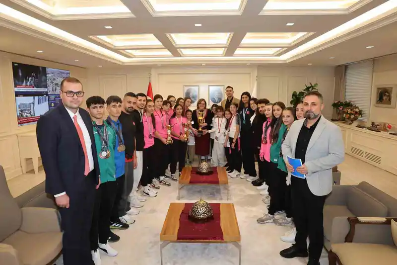 Gaziantep’in şampiyonları, Şahin ile bir araya geldi