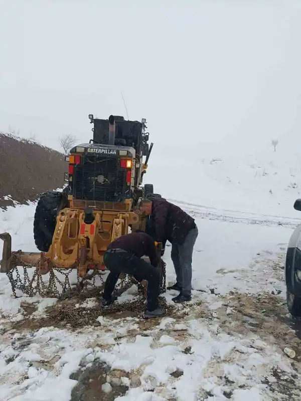 Pervari’de grup köy yolu kardan kapandı