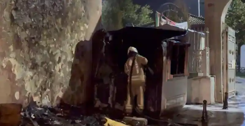 Fatih’te güvenlik kulübesi alev alev yandı