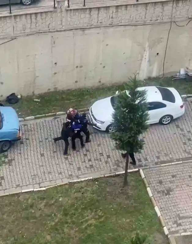 Site içinde karton istifleyen anne ve oğlu zabıtalara saldırdı