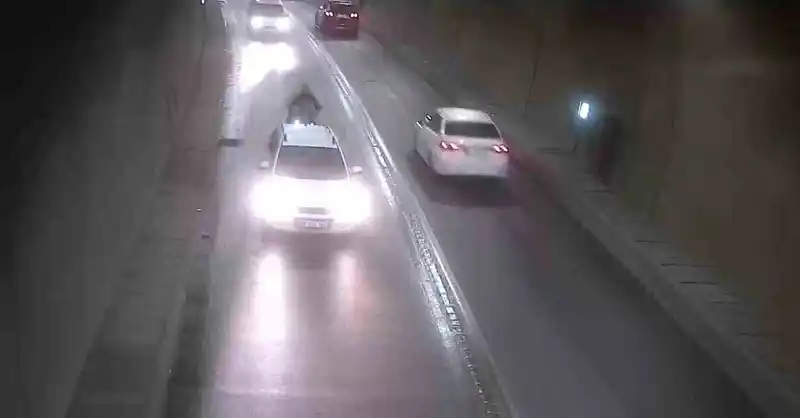 Tünelde bir anda duran otomobile motosiklet çarptı: Kaza anı kamerada