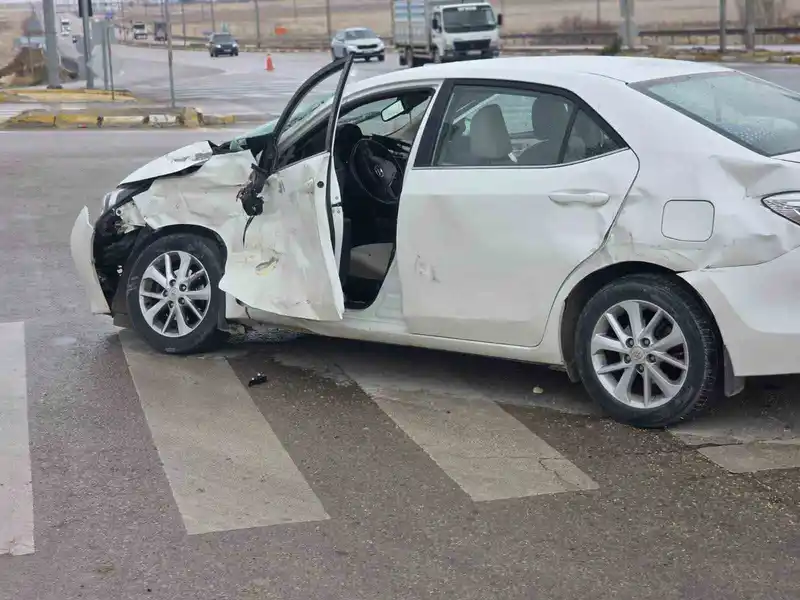 Aksaray’da tır ile otomobil çarpıştı: 4’ü hakem 5 yaralı