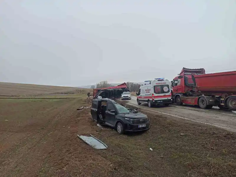 Tırın dorsesi hafif ticari aracın üzerine devrildi: 2 yaralı