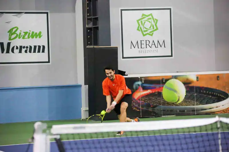 Meram’da aileler kortta buluşuyor