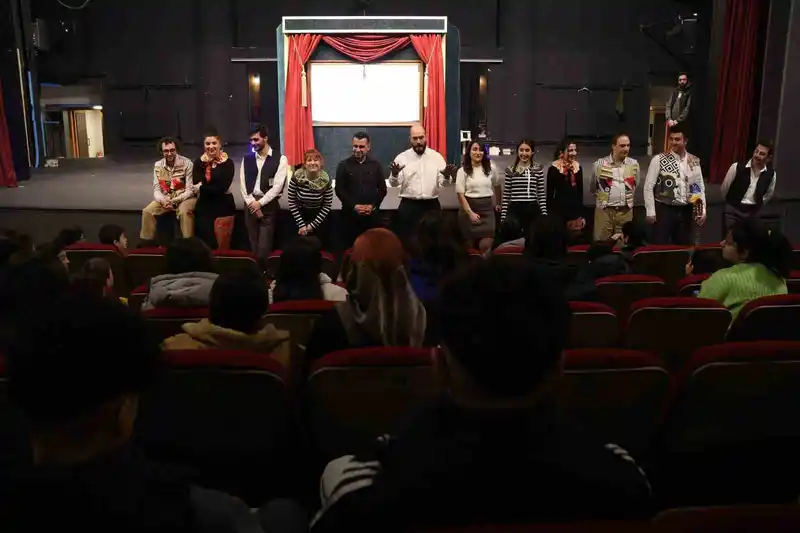 Sahneye renk geldi projesi ile çocuklar sanatla buluştu