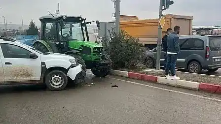 Siirt’te traktörle otomobil çarpıştı
