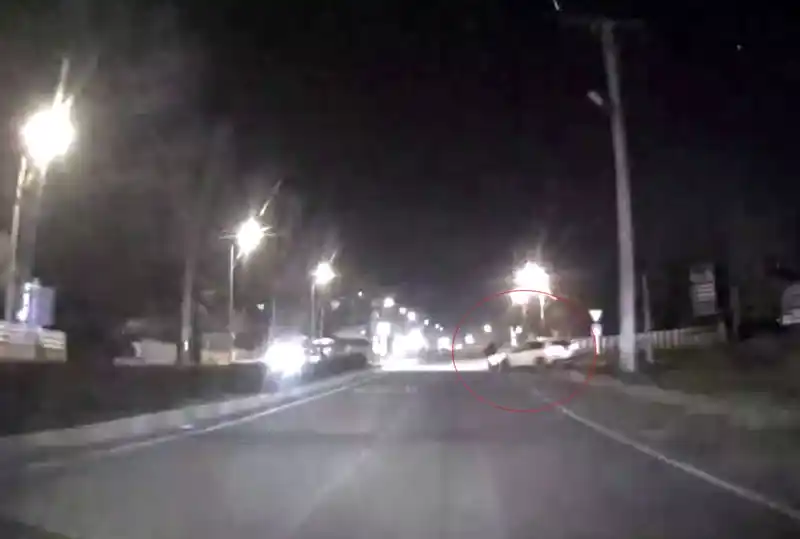 Çarptığı motosiklet devrildi, sonra kaçtı: O anlar araç kamerasında