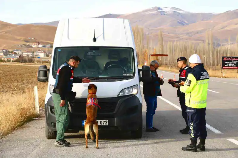 Araçlara kış denetimi: Jandarma lastik ve donanımları kontrol etti
