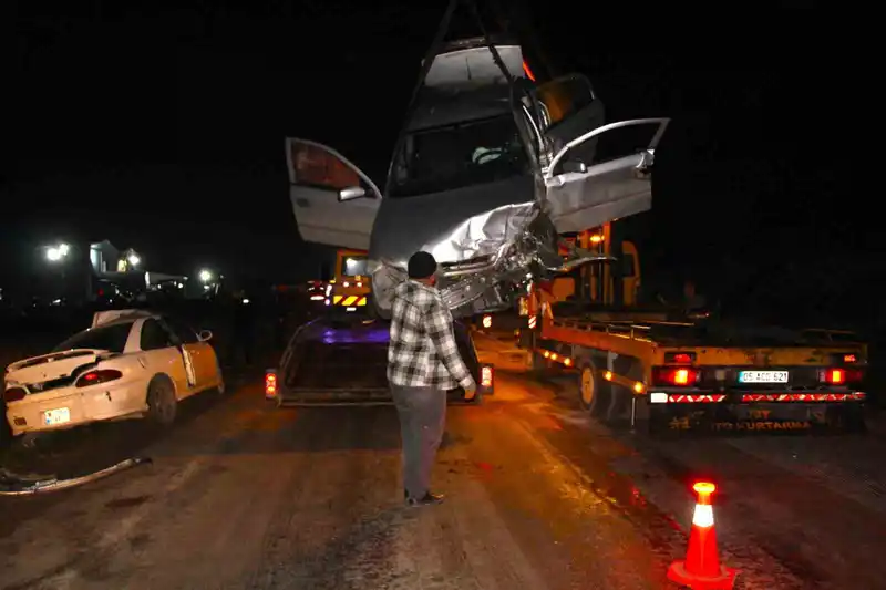 Amasya’da iki otomobil kafa kafaya çarpıştı: 8 yaralı

