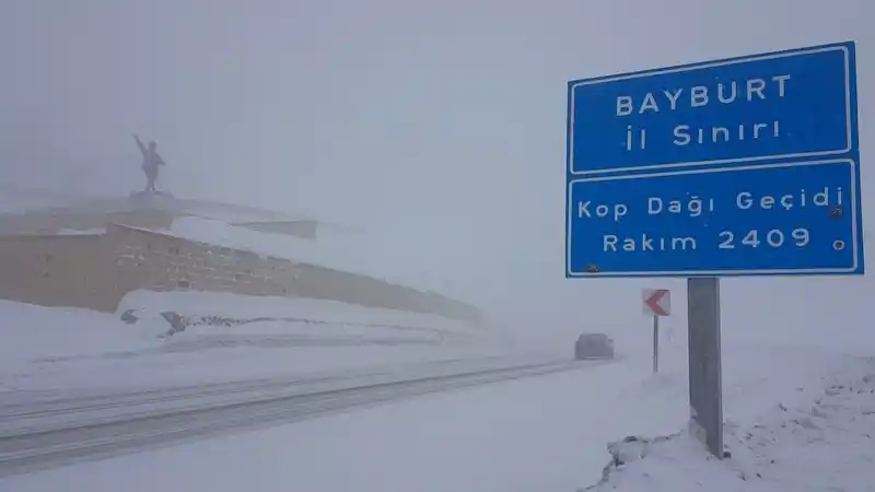 Bayburt’un yüksek kesimlerine kar yağdı
