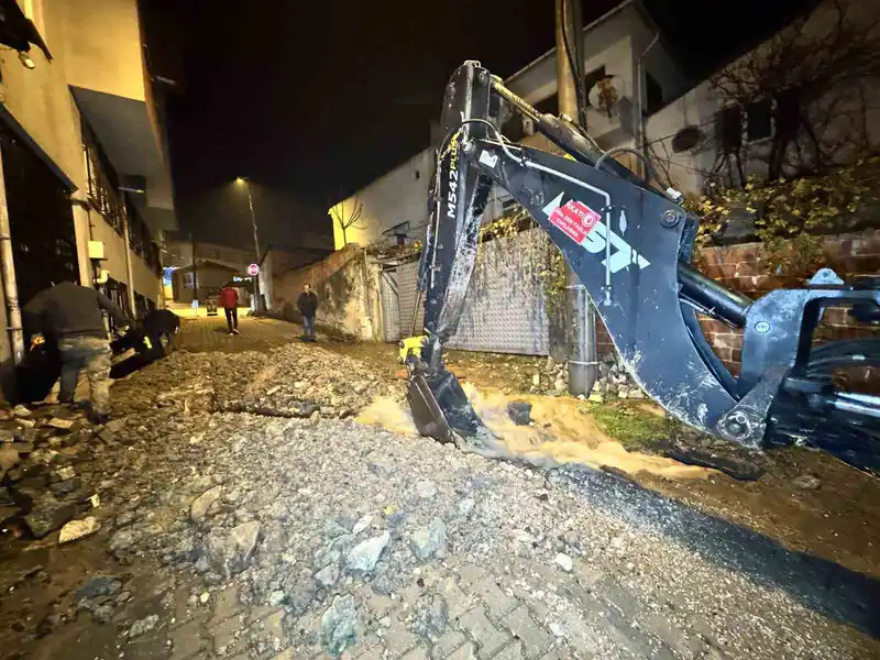 Edirne’de patlayan borudan fışkıran su metrelerce yükseğe çıktı
