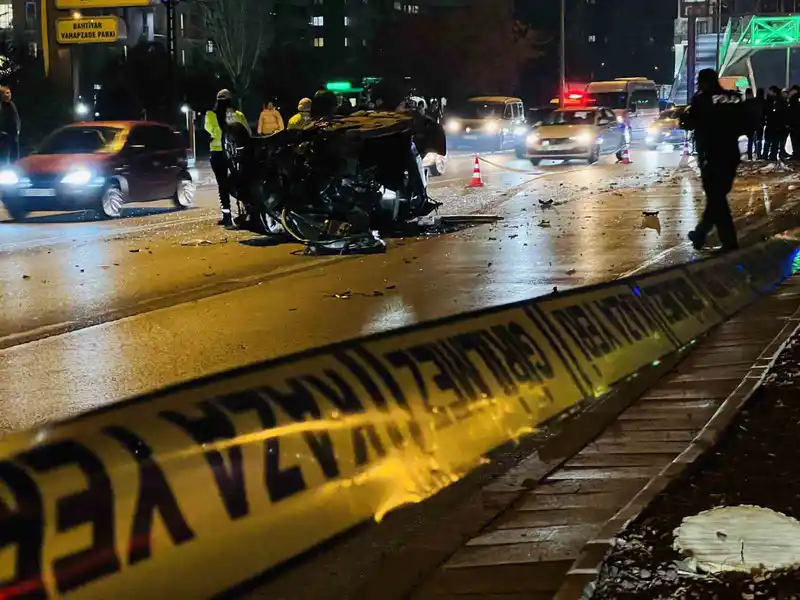 Kontrolden çıkıp ağaca çarpan otomobil alev aldı: 1’i ağır 2 yaralı
