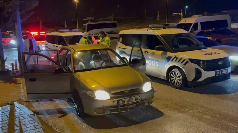 Uygulamada görevli polise çarpıp kaçtılar: 4 gözaltı
