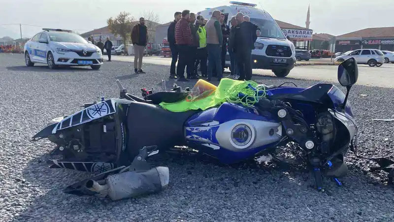 Otomobille çarpışan motosikletli yaralandı
