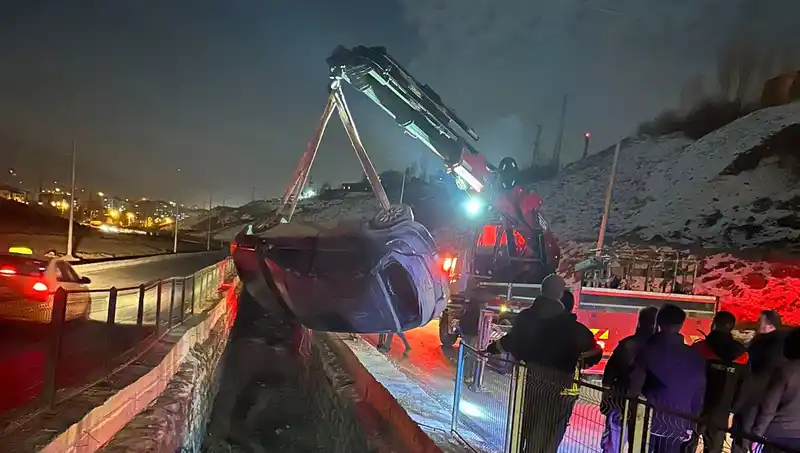 Kontrolden çıkan otomobil su kanalına düştü: 1 yaralı
