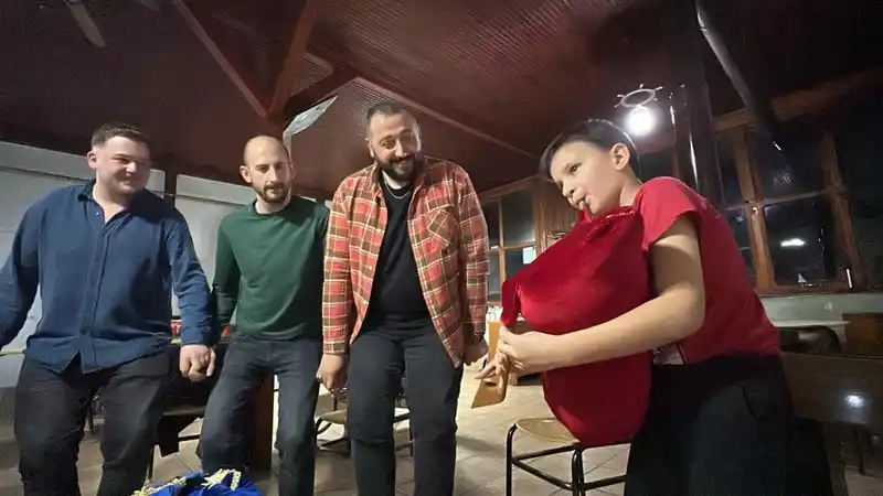 8 yaşındaki tulumcu kendine hayran bıraktı
