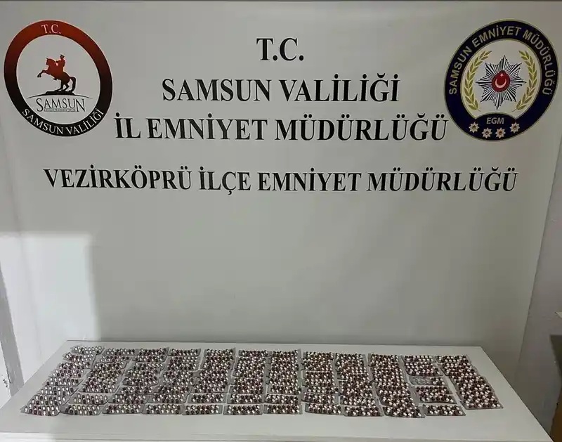 Vezirköprü’de araçta bin 308 adet uyuşturucu hap ele geçirildi
