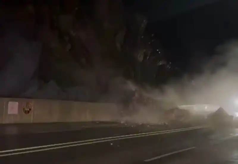 Hakkari-Van yolunda heyelan
