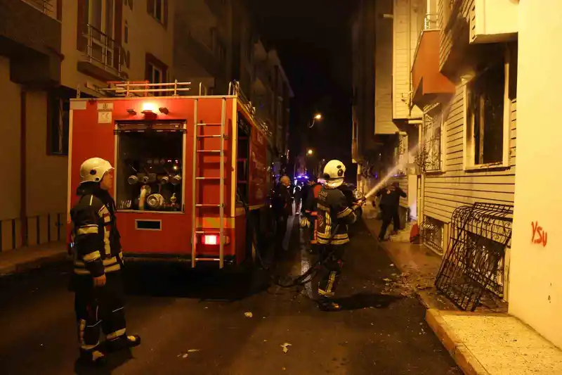 Elazığ’da ev yangını: 2 kişi dumandan etkilendi
