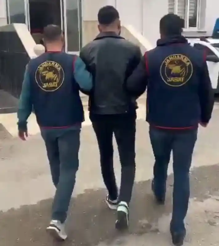 Adana’da 41 yıl kesinleşmiş hapis cezasıyla aranan hükümlü yakalandı
