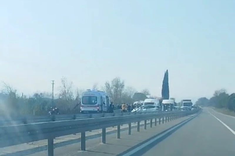 Germencik’te 3 araçlı trafik kazası: 4 yaralı
