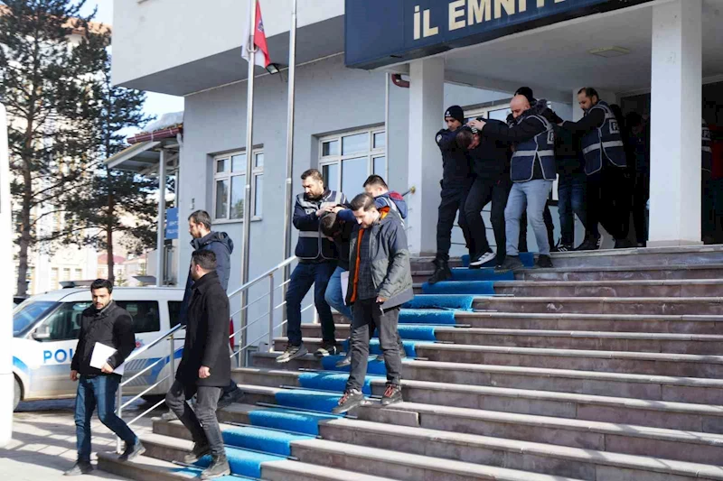 Karı koca ve bacanağın kurduğu dolandırıcı çetesini Bayburt polisi 40 günde çökertti
