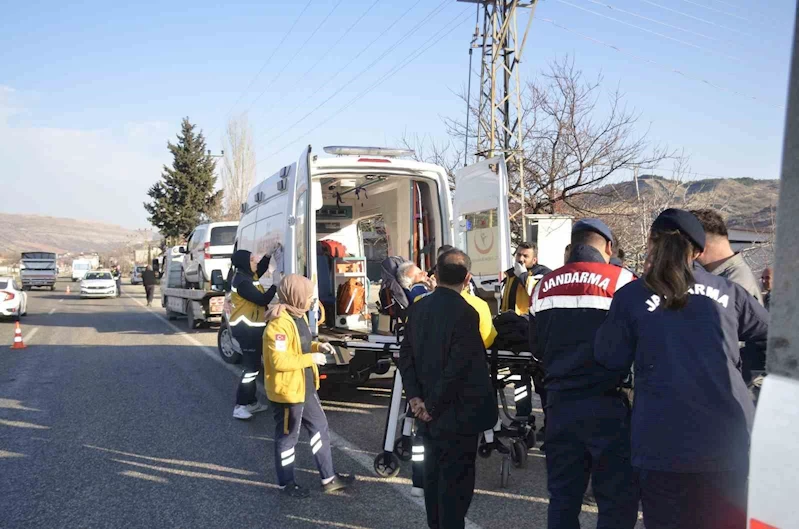 Adıyaman’da 16 yaşındaki çocuğun kullandığı araç trafoya çarptı: 3 yaralı
