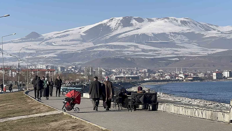 Tatvan’da güneşli havayı fırsat bilen vatandaşlar sahile akın etti
