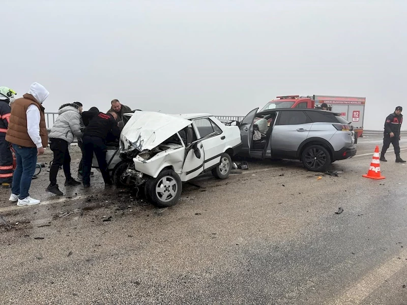 Cip ile çarpışan Fiat Tofaş kağıt gibi ezildi: 1 ölü, 2 yaralı
