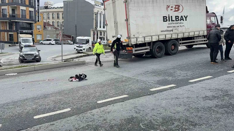 Arnavutköy’de feci kaza, moto kurye kamyonun altında kalarak can verdi
