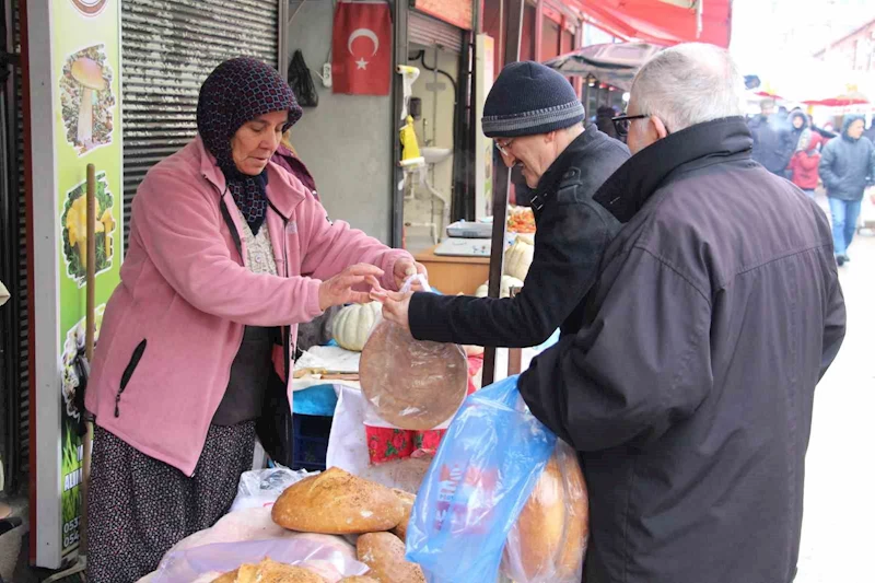 Soğuk havaya ve yaşına rağmen 