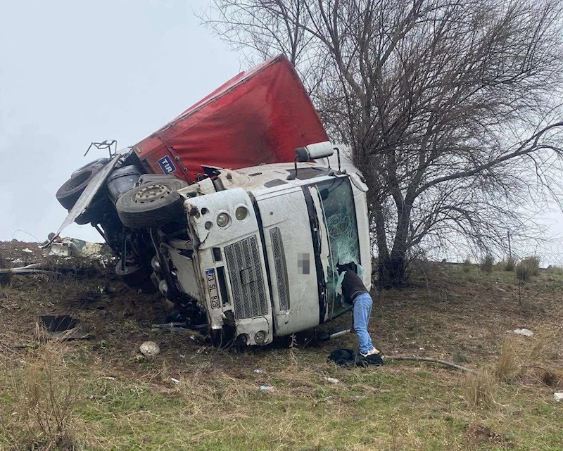 Osmaniye’de kamyon şarampole yuvarlandı, sürücü hafif yaralandı
