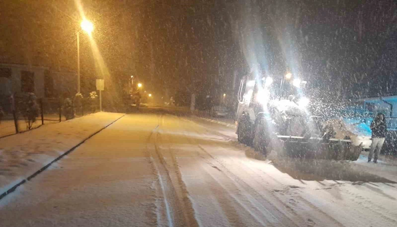 Aniden bastıran kar ekipleri harekete geçirdi
