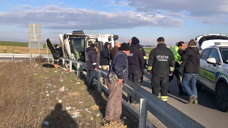 Tekirdağ’da virajı alamayan tır devrildi: 1 yaralı
