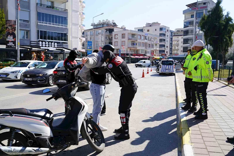 İzmir’in iki ilçesinde sıkı asayiş ve trafik denetimi
