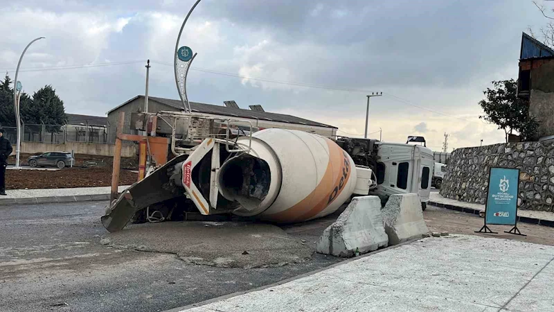 Gebze’de devrilen beton mikserin sürücüsü kazayı yara almadan atlattı
