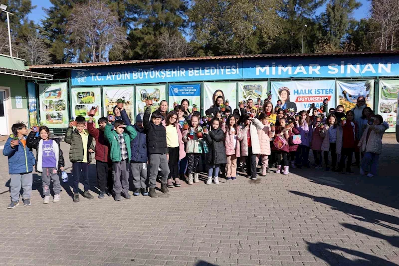 Başkan Çerçioğlu Aydınlı öğrencilere doğa sevgisini öğretiyor
