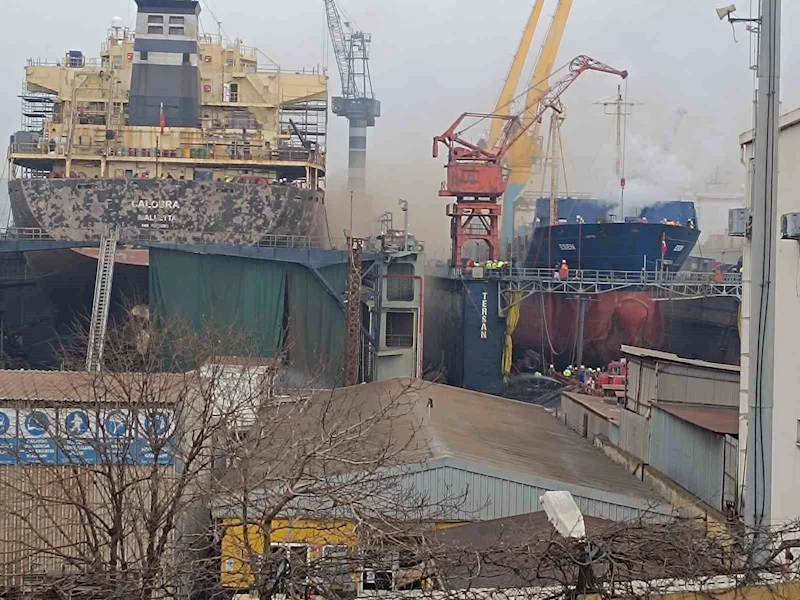 Tuzla Tersanesi’nde bulunan bir gemide yangın çıktı. Olay yerine çok sayıda itfaiye ekibi sevk edildi.
