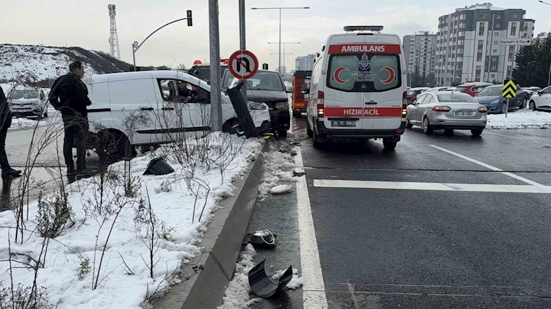 İstanbul’da kar yağışı sonrası oluşan buzlanma kazaya neden oldu
