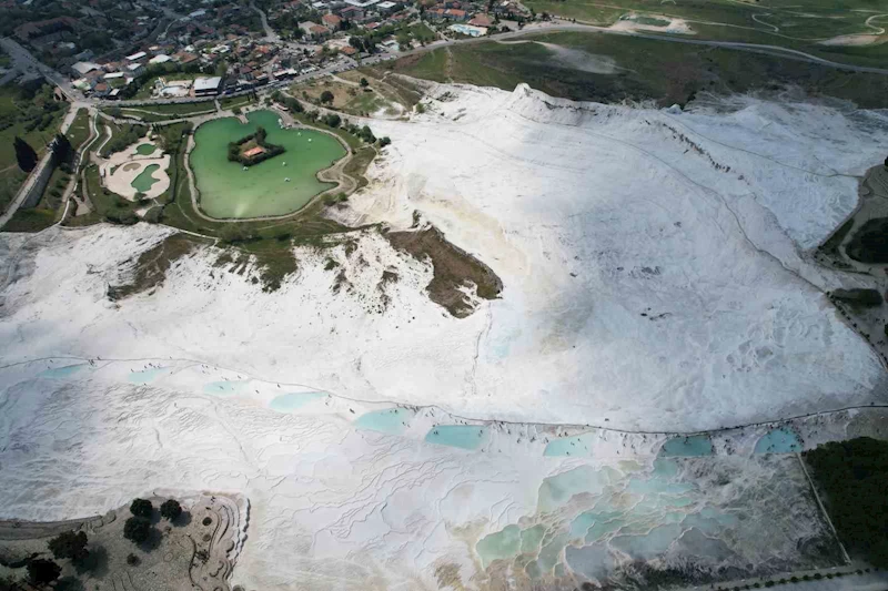 Kuraklık ve denetimsiz jeotermal su kullanımı beyaz cennet Pamukkale’yi karartıyor
