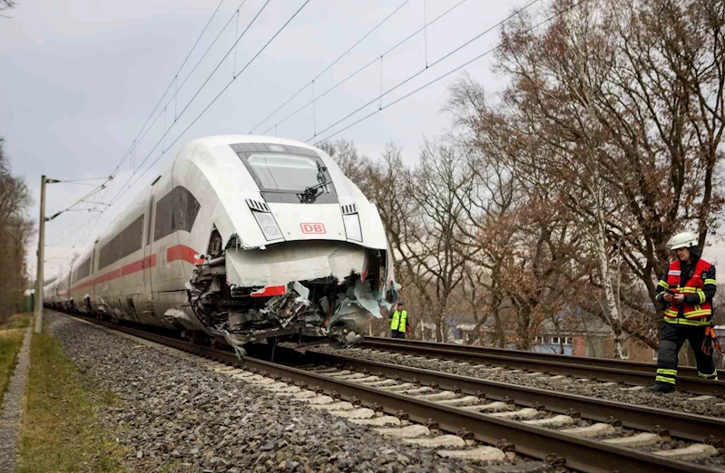 Almanya’da yolcu treni tırla çarpıştı: 1 ölü, 25 yaralı
