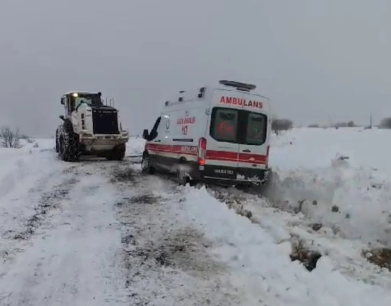 Hasta almaya giderken kara saplanan ambulansı ekipler kurtardı
