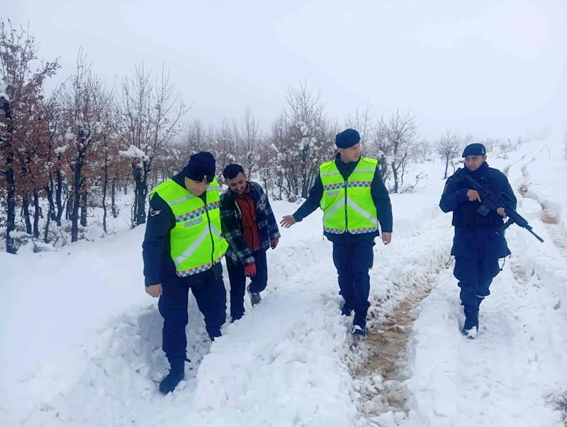 Diyarbakır’da karda mahsur kalan vatandaşı jandarma kurtardı
