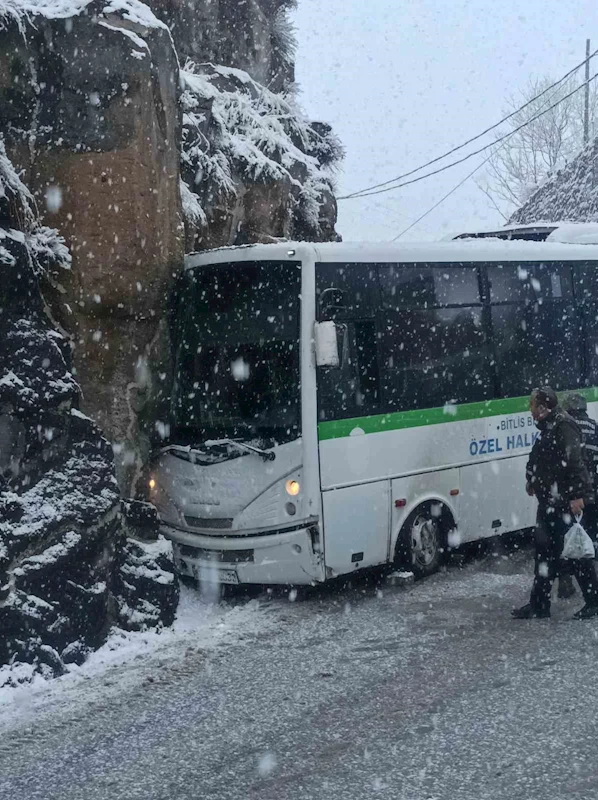 Kontrolden çıkan halk otobüsü kalenin duvarına çarptı: 4 yaralı
